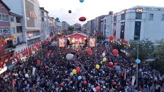 Sultanbeyli'de kanseri yenen Zeyd için gökyüzüne balon bırakıldı