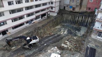 Temel kazısında meydana gelen zemin kayması nedeniyle 6 bina tedbir amaçlı boşaltıldı