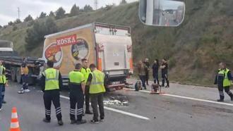 Arnavutköy'de TIR'a çarpan kamyonetin şoförü öldü