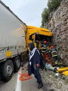 Dağa çarpan TIR'ın sürücüsü yaralandı