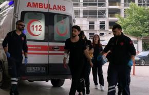 Meyve doğrarken sağ kolunu kesip, hastanelik oldu