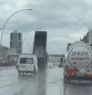 Damperi açık kalan kamyon üst geçide çarptı: 3 yaralı (2)