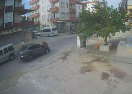 Yakınına el sallarken yola çıktığı sırada otomobil çarptı