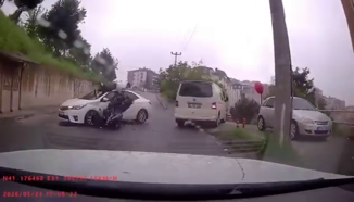 Otomobil ile motosikletin çarpıştığı kaza kamerada