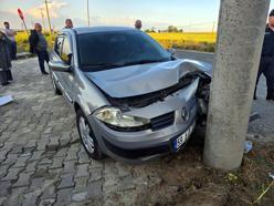 Elektrik direğine çarpan otomobilde 2 kişi yaralandı