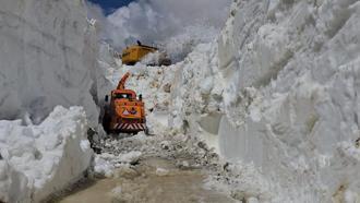 Şırnak’ta 7 metreyi aşan karla mücadele