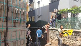4’üncü kattan düşen işçi sırtına saplanan demirle hastaneye kaldırıldı