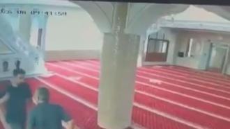 Bahçelievler’de cami imamına yumruklu saldırı kamerada