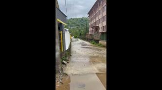 Rize’de sağanak; çay fabrikası ile inşaat alanını su bastı
