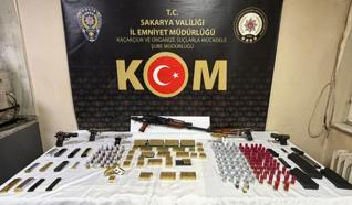 Sakarya'da iki ayrı evde yapılan aramada tabancalar, tüfek ve mühimmat ele geçirildi
