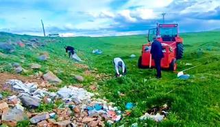 Kars’ta muhtarlar el ele verdi, köy girişlerindeki çöpleri temizledi