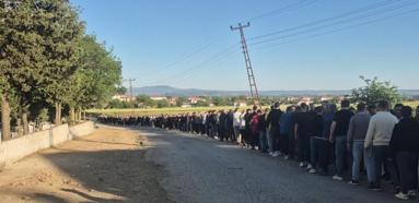 Beldede 90 yıllık bayramlaşma geleneği; metrelerce kuyruk oluştu
