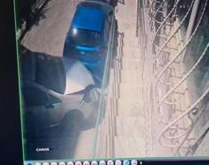 Eyüpsultan'da otomobil park halindeki araçlara çarptı; kaza kamerada