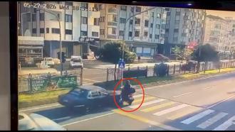 Otomobil yaya geçidinde motosiklete çarptı: kaza kamerada
