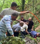Kayalıklarda mahsur kalan kişiyi, itfaiye kurtardı
