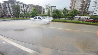 Rize'de sağanak; yollar göle döndü