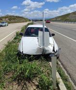 Yön tabelasına çarpan otomobilde sürücü ile eşi yaralandı