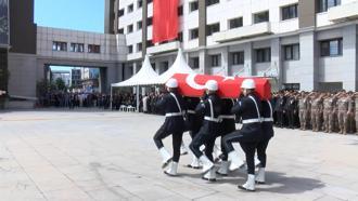 Şehit polis memuru Aydın Üyenarık için İstanbul Emniyet Müdürlüğü'nde tören