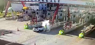 Otoyol gişelerine çarpan otomobildeki karı-kocayı ölüm ayırdı; kaza anı kamerada