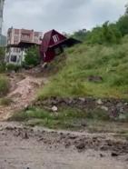 Doğu Akdeniz'de sağanak; prefabrik ev devrildi
