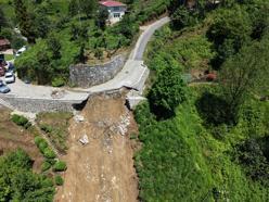 Rize'de sağanak sonrası çöken yol dronla görüntülendi