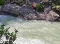 Serinlemek için girdiği çayda akıntıya kapılarak kayboldu