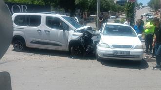 Batman'da hafif ticari araç ile otomobil çarpıştı: 3 yaralı