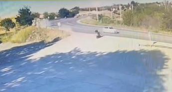 Bariyerlere çarpan motsiketin sürücüsü öldü; kaza anı kamerada