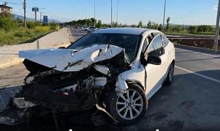 Otobüsle çarpışan otomobilin sürücüsü yaralandı
