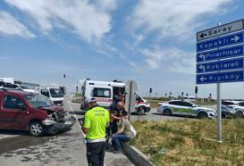 Saray'da otomobil ile hafif ticari araç çarpıştı; 3 yaralı