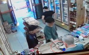 Yolda buldukları kredi kartıyla alışveriş yapan şüpheliler kamerada