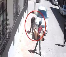 Çocuğun yaktığı karton, otomobili tutuşturdu; o anlar kamerada