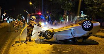 Alkollü sürücünün kullandığı otomobil refüje çarpıp takla attı; 2 yaralı