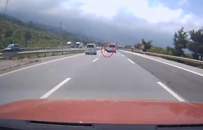 Otoyolda kamyonetin angusa çarptığı kaza kamerada