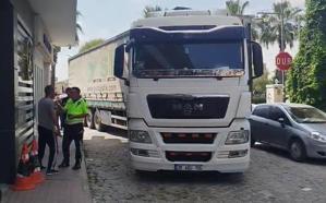 Ara sokakta trafiği kilitleyen TIR sürücüsüne 359 bin TL ceza
