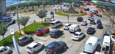 İki otomobilin çarpıştığı kaza kamerada; 4 yaralı