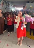 Alkışlarla uğurlanan 41 yıllık öğretmen gözyaşlarını tutamadı