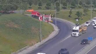Bağcılar'da yangından dönen itfaiye aracı devrildi; 2 yaralı