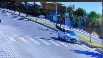 Şanlıurfa’da otomobilin, yayaya çarptığı kaza kamerada