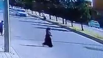 Şanlıurfa’da otomobilin, yayaya çarptığı kaza kamerada