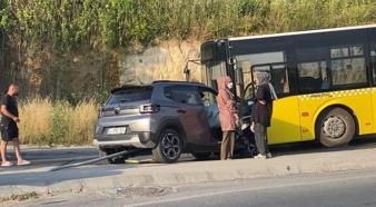 Küçükçekmece'de motosikletliye çarpmamak için manevra yapan otomobil İETT otobüsüne çarptı