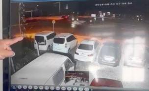 TIR'ın devrilip, 17 tona arpanın yola saçıldığı kaza güvenlik kamerasında