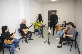 Mersinliler ücretsiz kurslarla enstrüman çalmayı öğreniyor