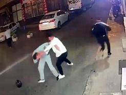 İki grup arasında sopa, tekme ve yumruklu kavga kamerada; 2 yaralı