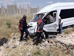 Nusaybin’de minibüs şarampole uçtu: 2 yaralı