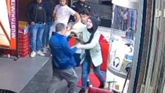 Esenyurt'ta kadın esnafa bıçak çekti, ayağı takılıp yere düştü: O anlar kamerada