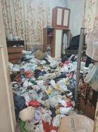 Ataşehir'de kokudan rahatsız olan mahalleli ihbar etti; evden 5 kamyon çöp çıktı