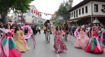 Isparta'da renkli festival korteji