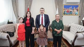 Müzik tutkunu görme engelli Nil, Bakan Tekin'i ziyaret etti