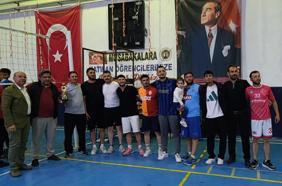 Voleybol turnuvasının şampiyonu Çepni Otağı